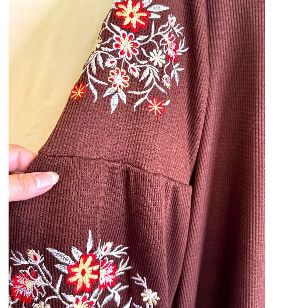 BloomChic Women's Brown Waffle Knit Blouse Floral Embroidery Size 12 - Picture 4 of 9